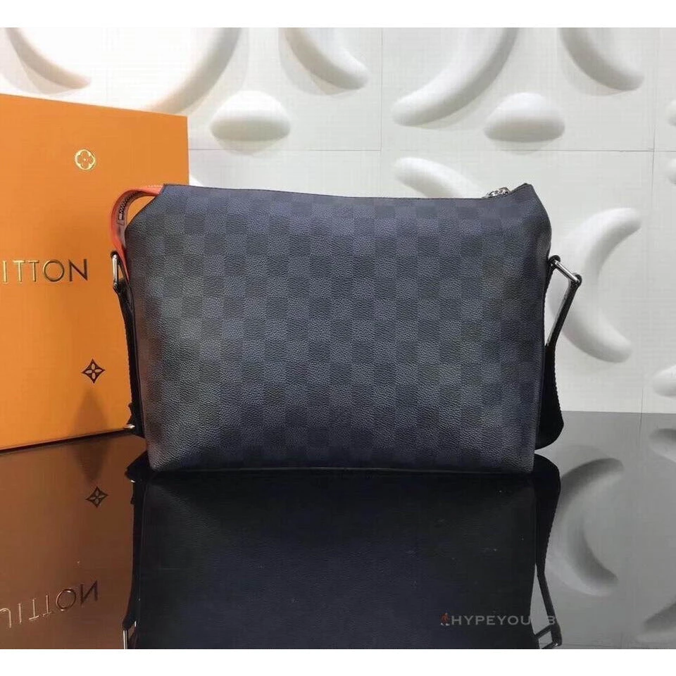 Hypeyourbeast DAMIER COBALT RACE DISCOVERY MESSENGER PM 3 Hypeyourbeast DAMIER COBALT RACE DISCOVERY MESSENGER PM